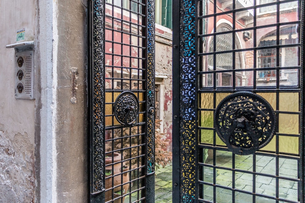 Admiral Emo Palace Over Canal Grande 3/50