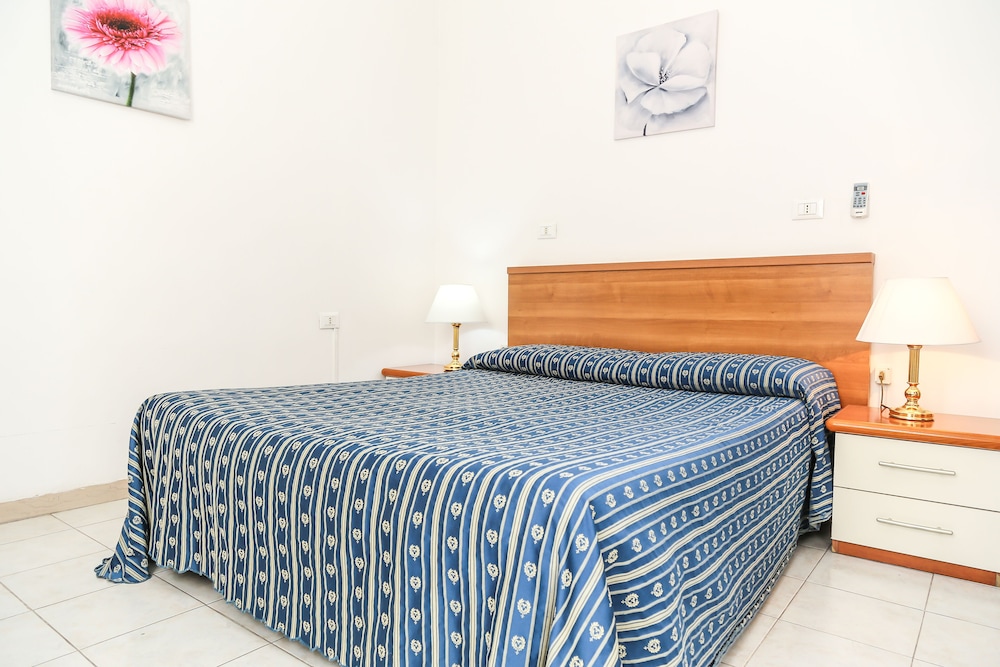 ROOM, DOUBLE BED