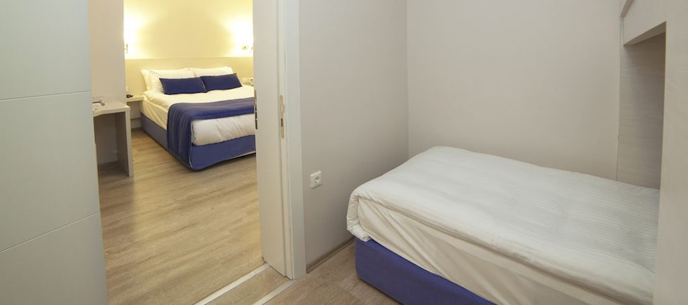Walk In Hotel 19/44