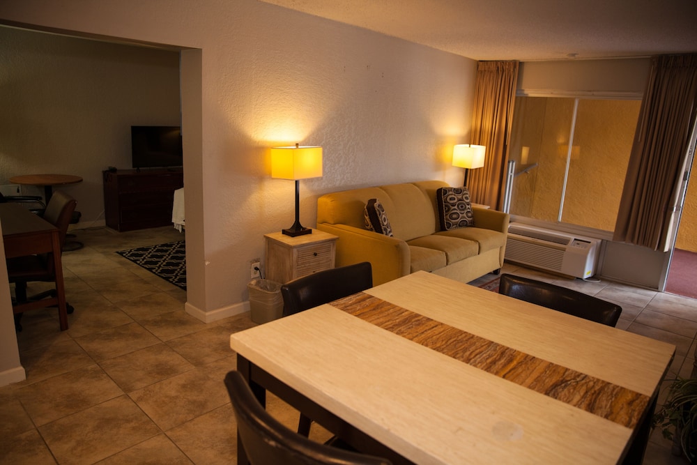 جناح بسرير كينج، Days Inn By Wyndham Cocoa Cruiseport West At I-95/524 6/8