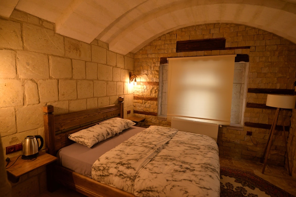 The Cave House 4/38