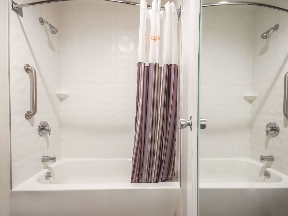La Quinta Inn & Suites by Wyndham Hartford - Bradley Airport 16/47