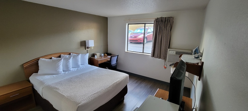 Days Inn by Wyndham Somerset PA I-70 I-76 13/25