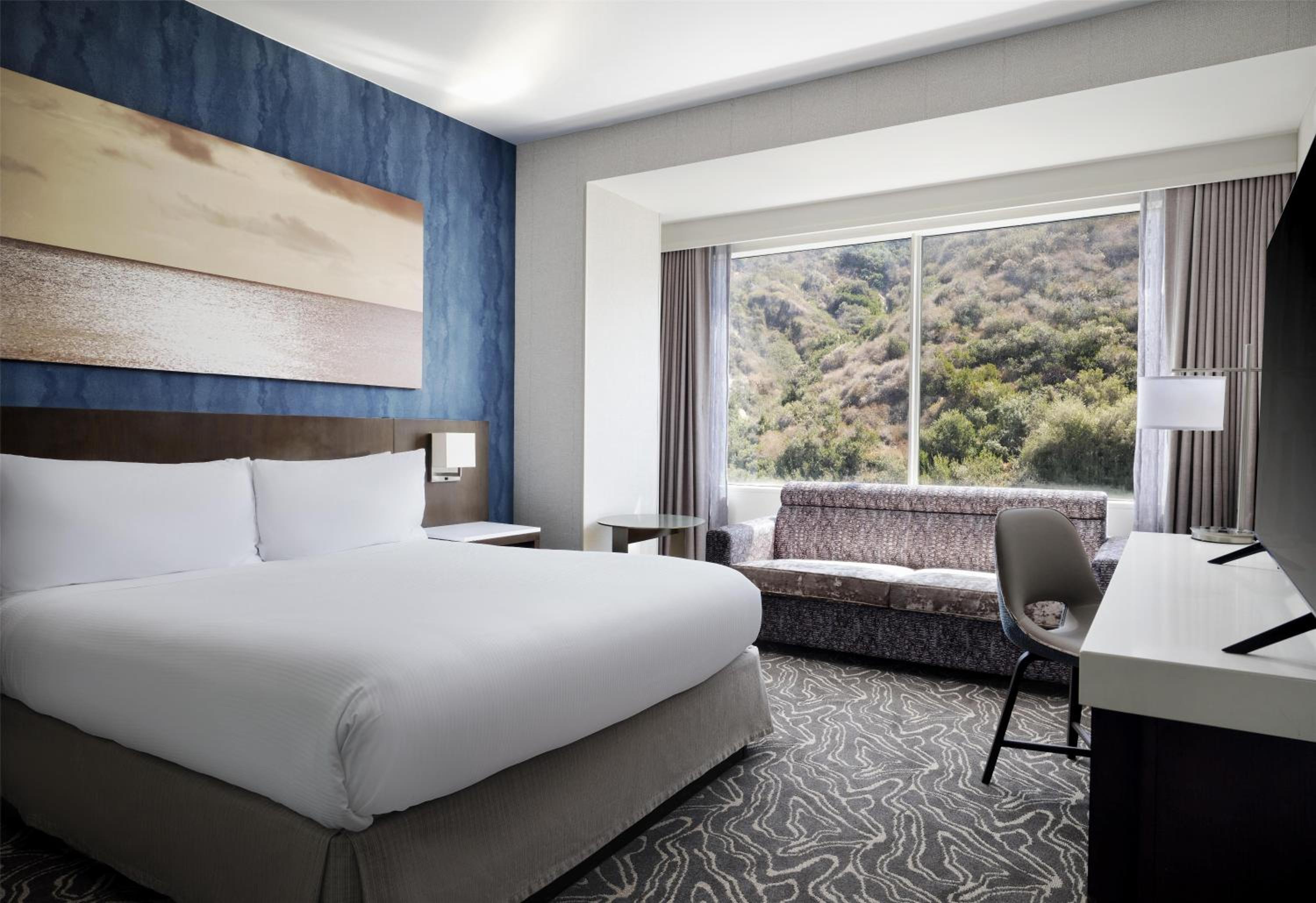 1 BEDROOM, SUITE, KING BED, SOFA
