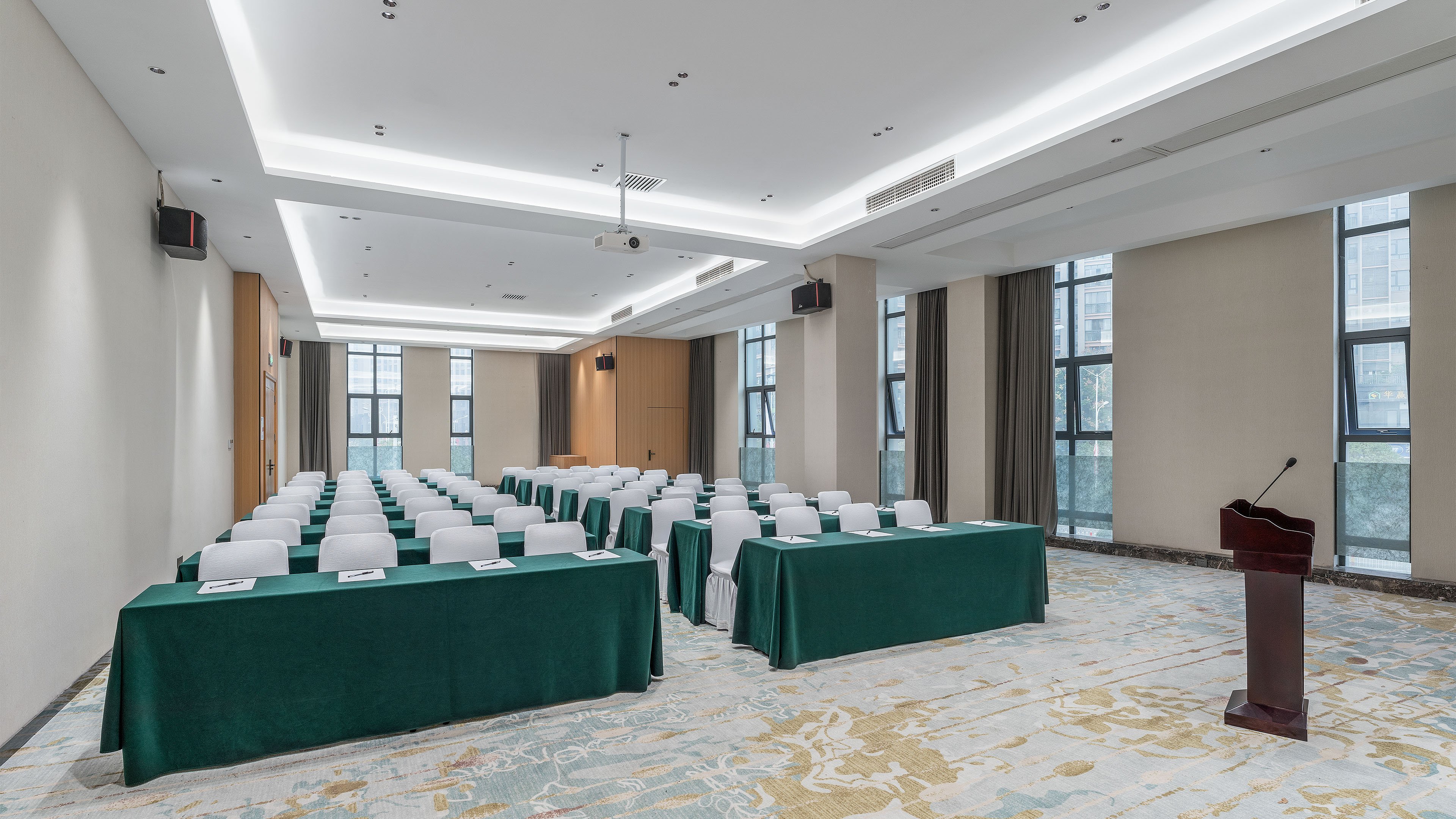 Holiday Inn Express Huangshi Cihu Lake 33/37