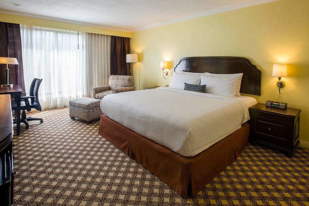 Courtyard By Marriott Toluca Airport 10/45
