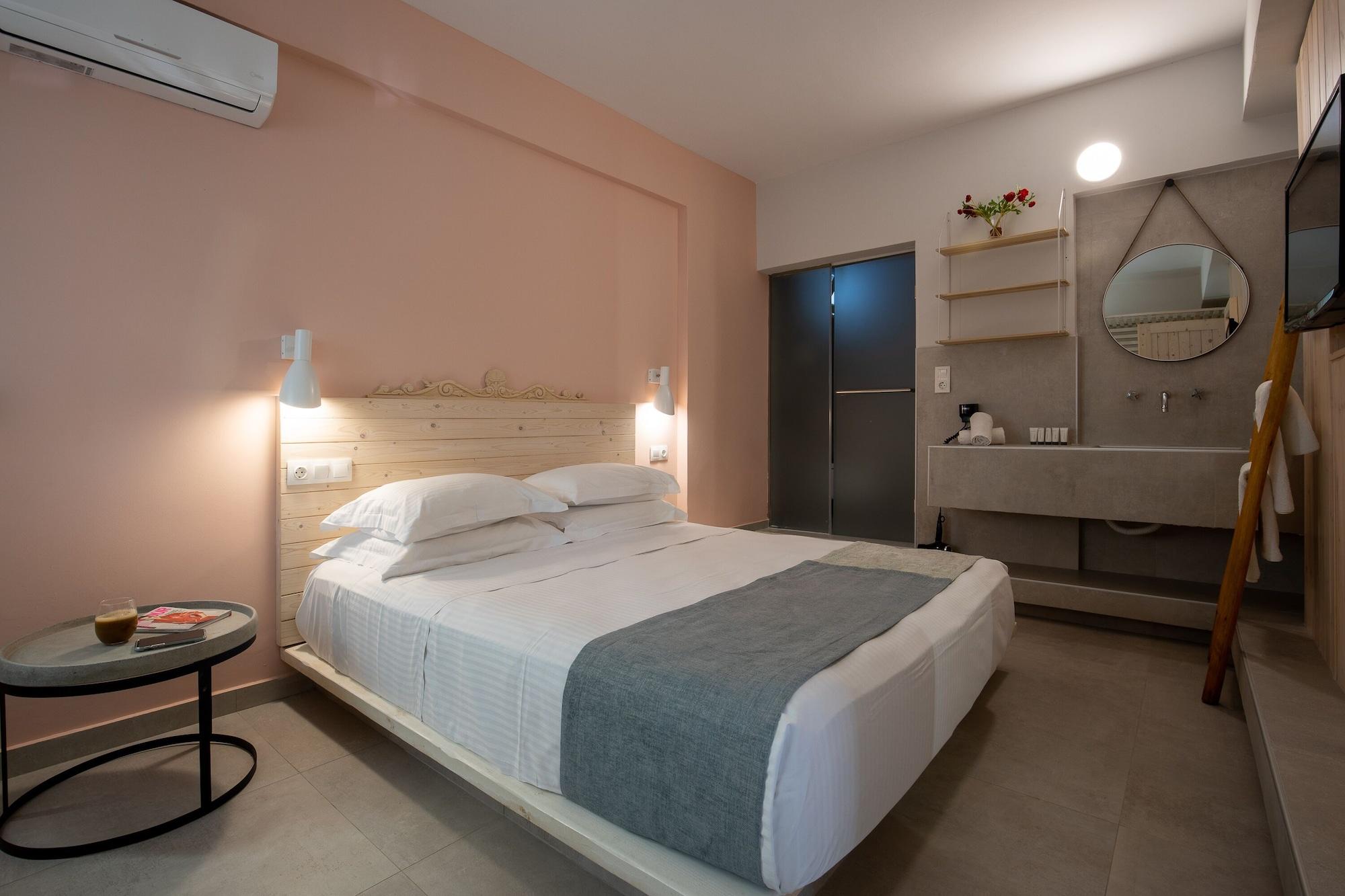 2 Bedrooms, Suite, Pool Front