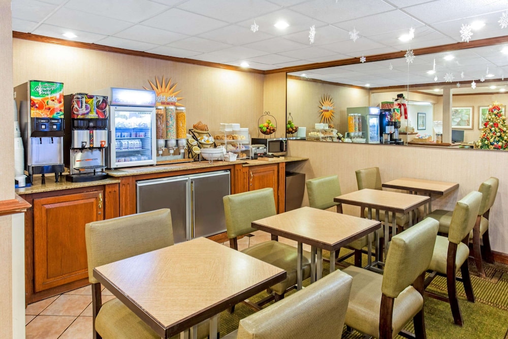 La Quinta Inn Milwaukee Airport/Oak Creek 43/53