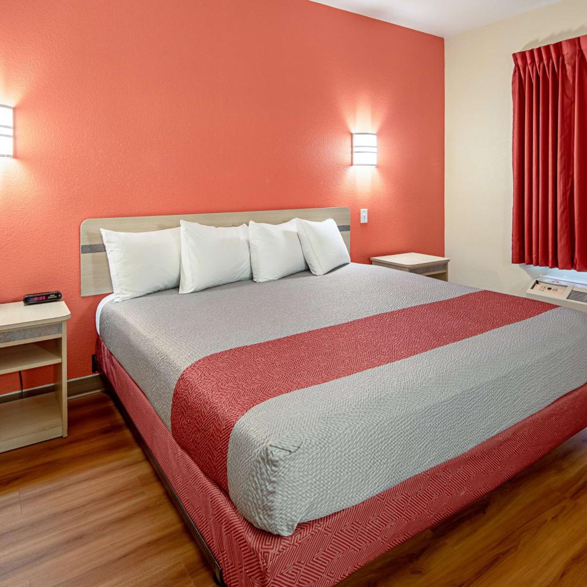 ROOM, KING BED, ACCESSIBLE