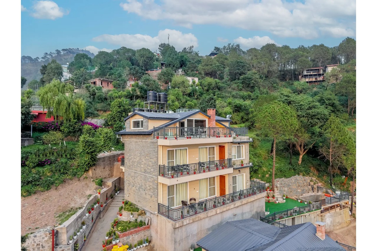 Elivaas Konifer Greyvine Hillside 9-BHK Retreat with Attic, Scenic Views, Garden & Outdoor Seating in KASAULI