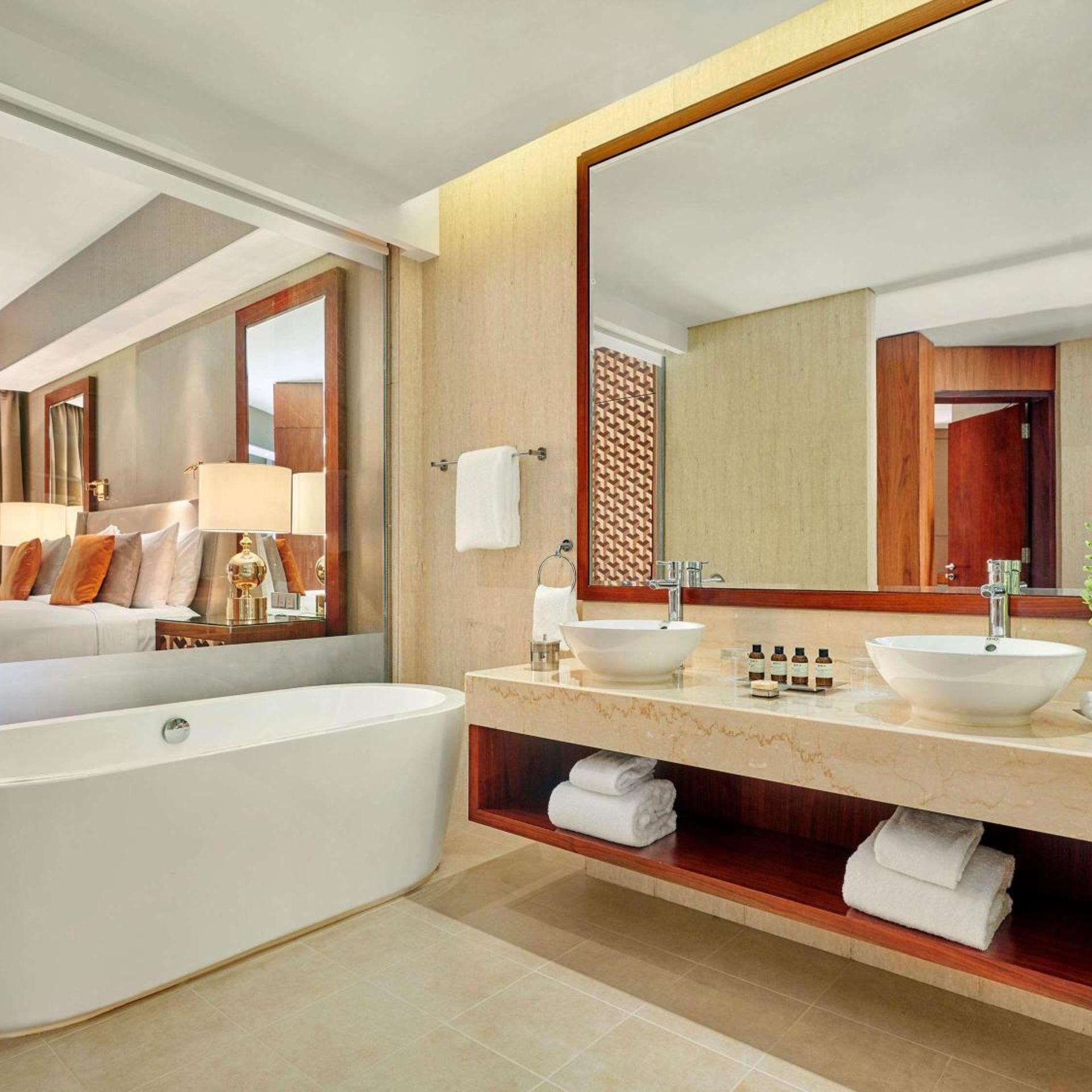 جناح ديلوكس بسرير كينج بغرفتي نوم، Fairmont Ajman 8/9