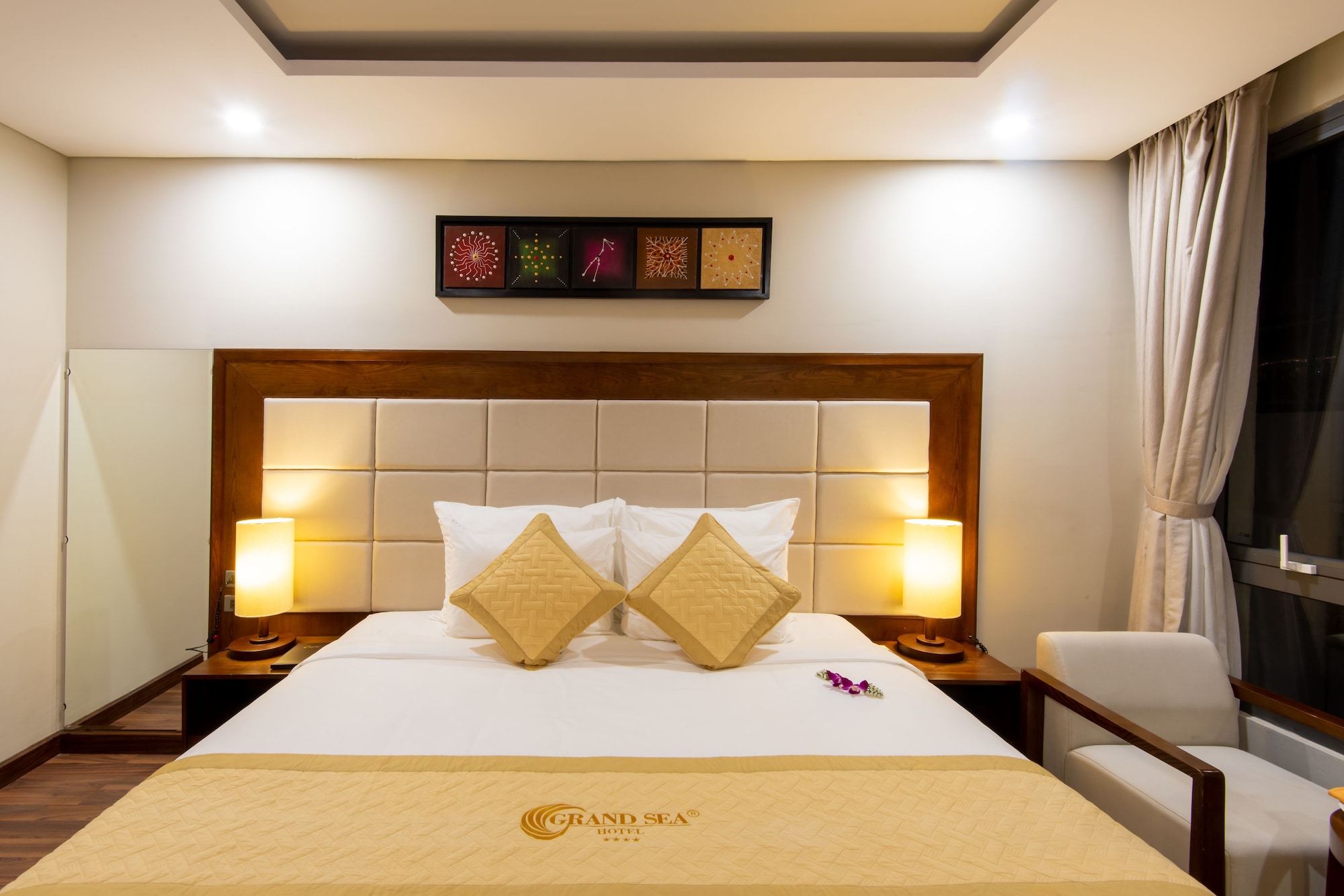 SUPERIOR, QUEEN BED