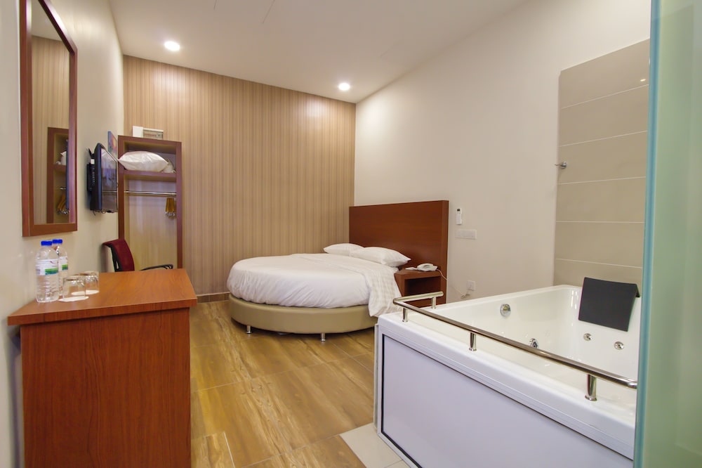 Elegant Hotel 30/45