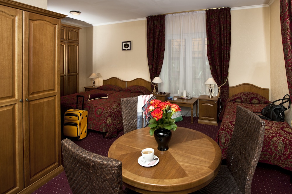 Monte Kristo Hotel 74/95