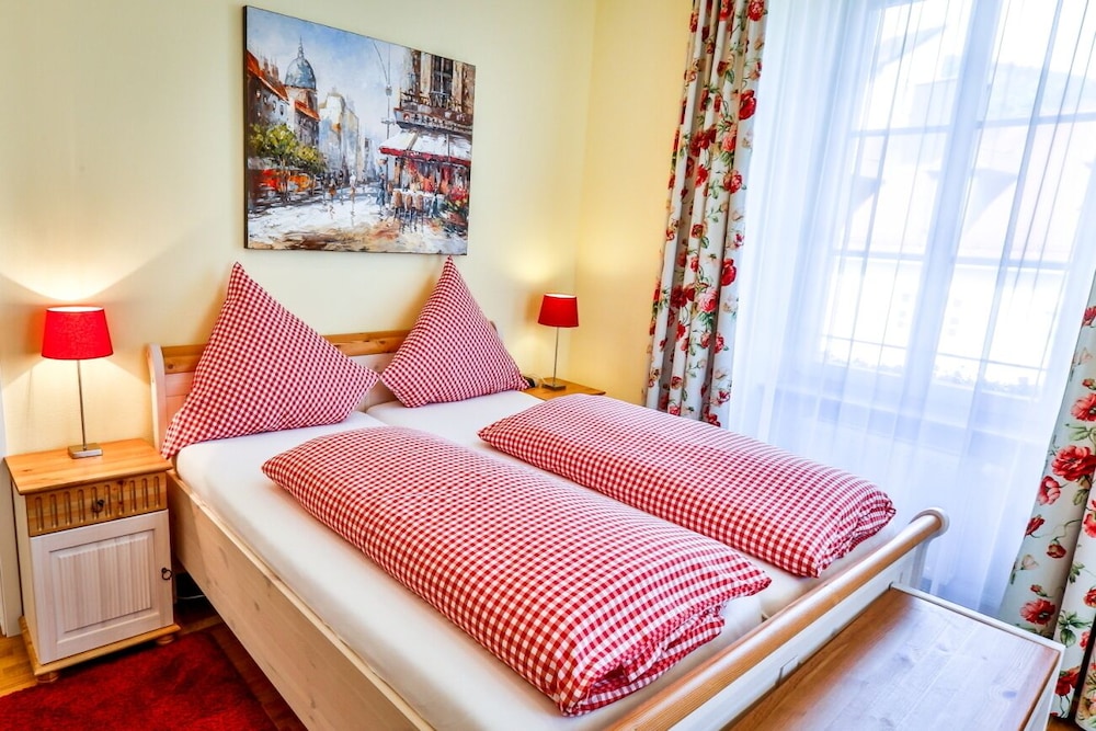 Classic, King Bed, Private Bathroom