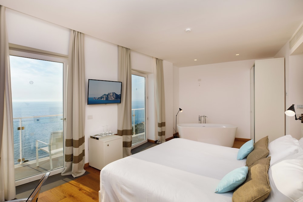 BLUE CAPRI, JUNIOR SUITE