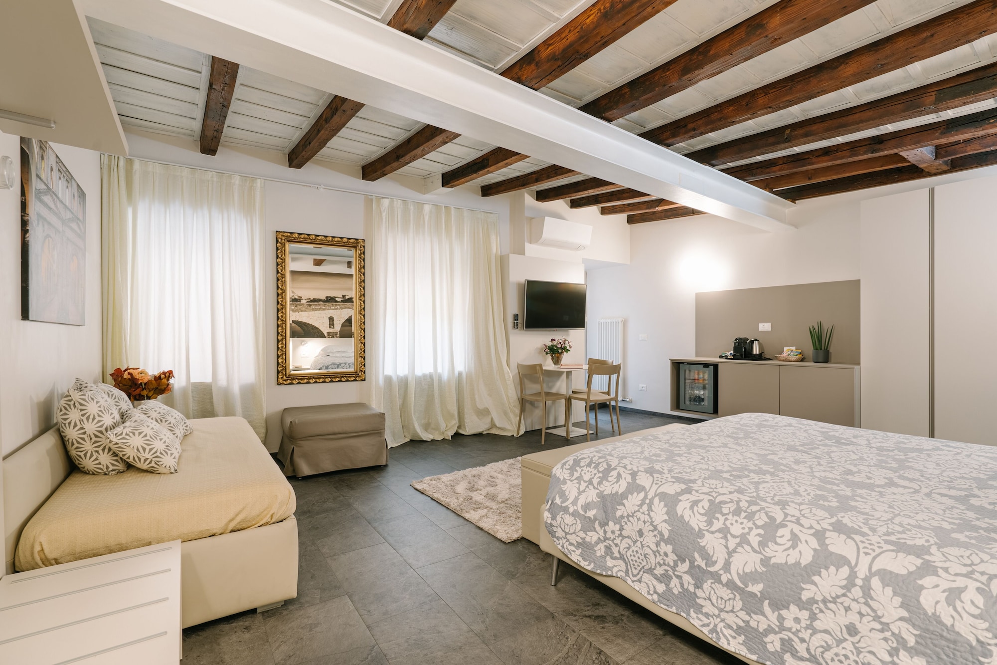 DELUXE, STUDIO, SUITE, ANNEX