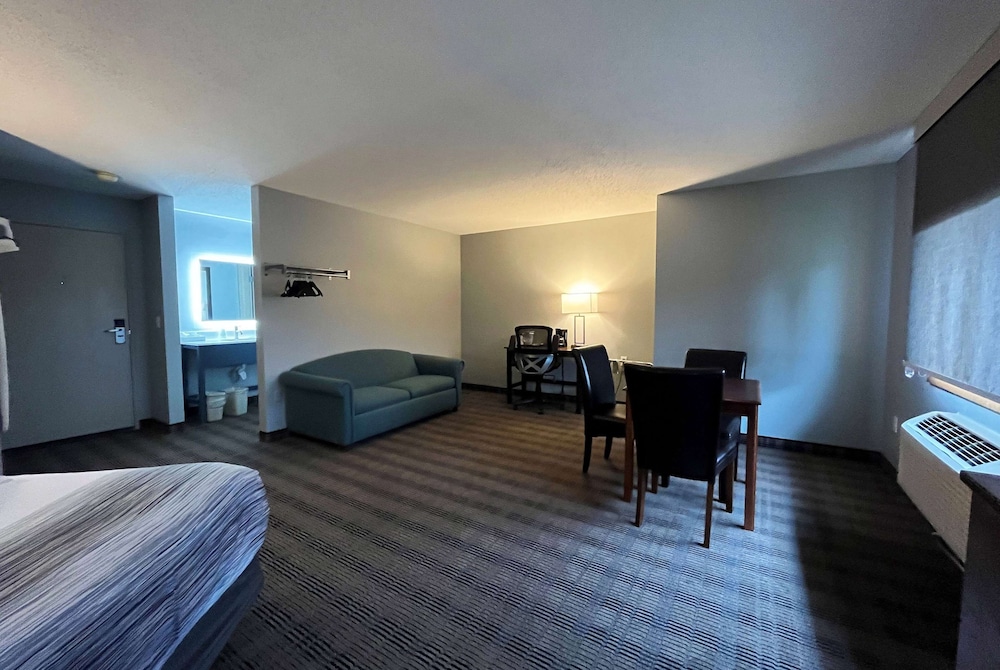 AmericInn by Wyndham Ladysmith 8/25