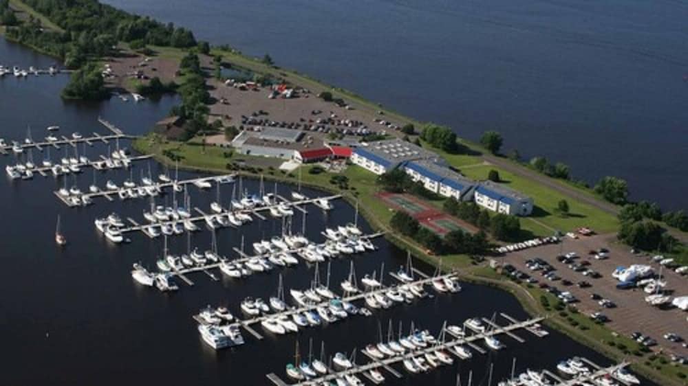 Barkers Island Inn Resort 42/48