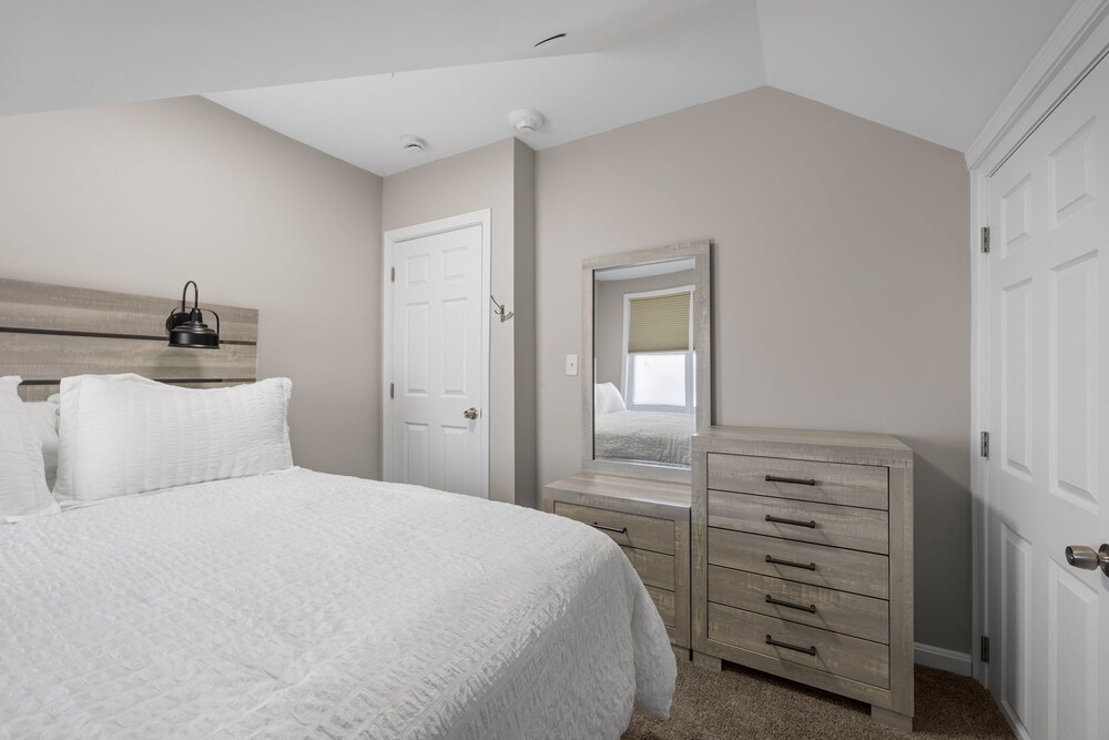 Deluxe, Apartment, 1 Single and 2 Queen Beds