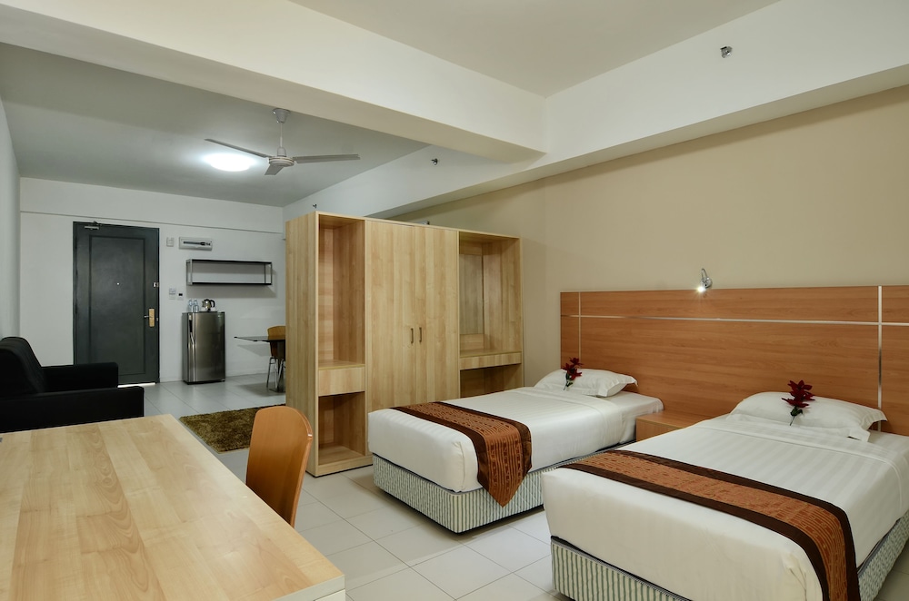 DELUXE ONE BEDROOM STUDIO