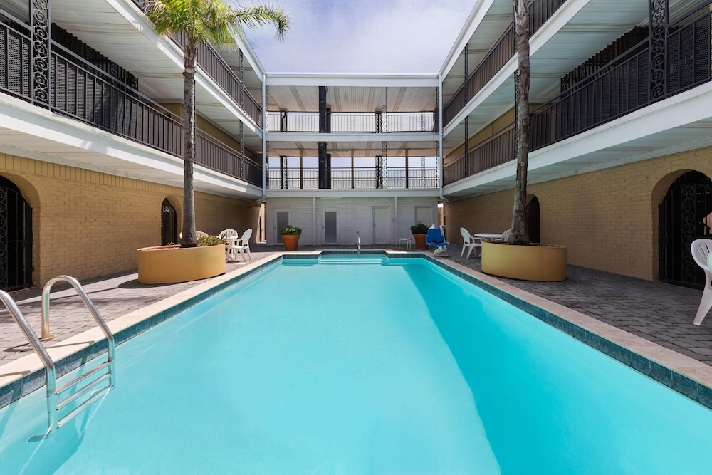Super 8 by Wyndham New Orleans 27/43
