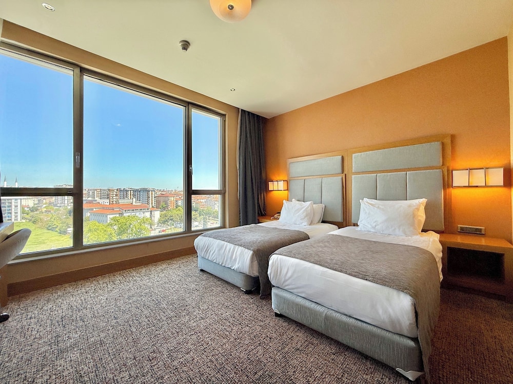 STANDARD, TWIN BEDS, CITY VIEW