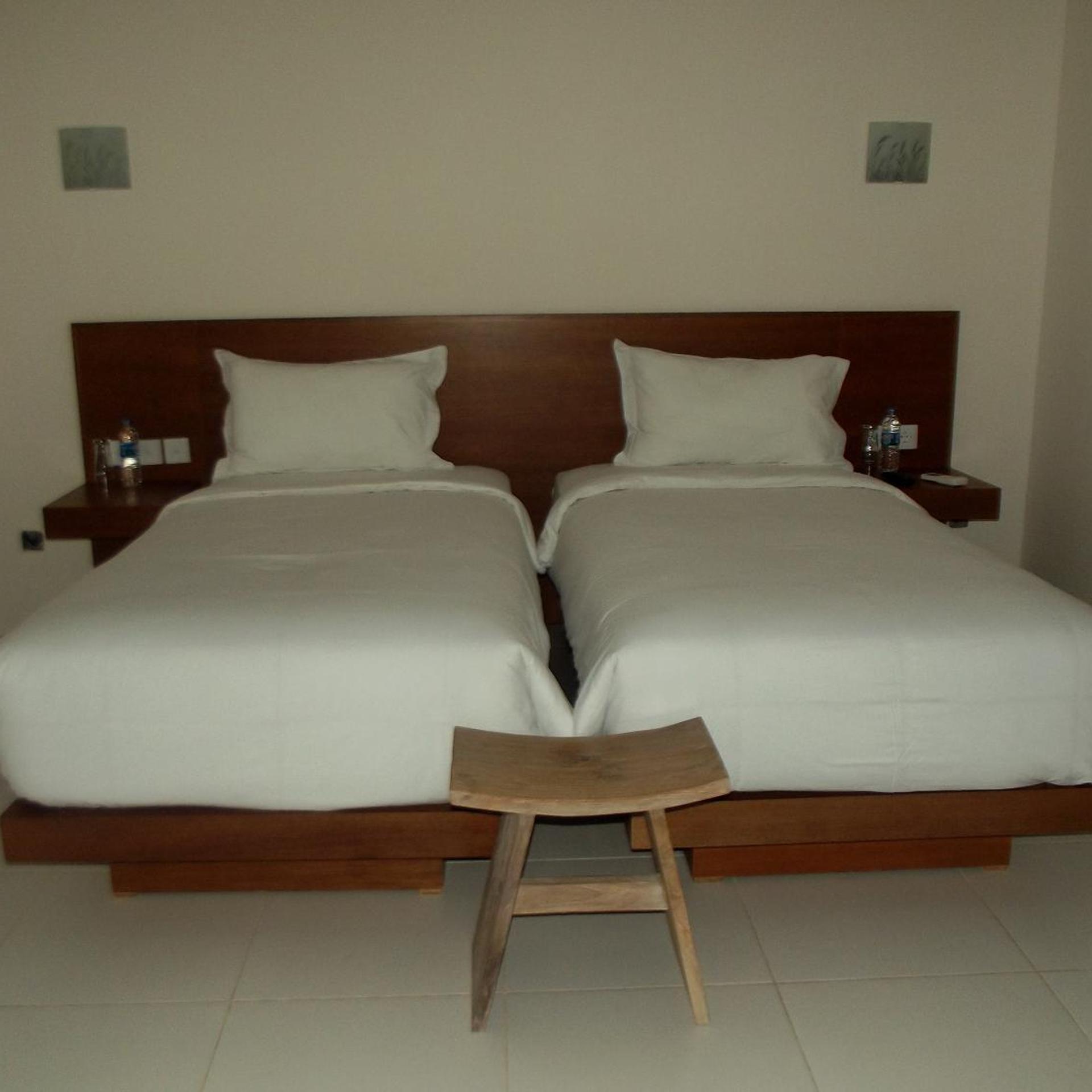L Bajo Hotel 12/37