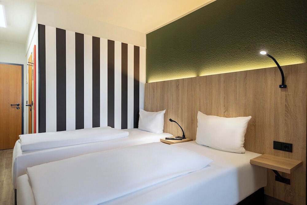 STUDIO, TWIN BEDS