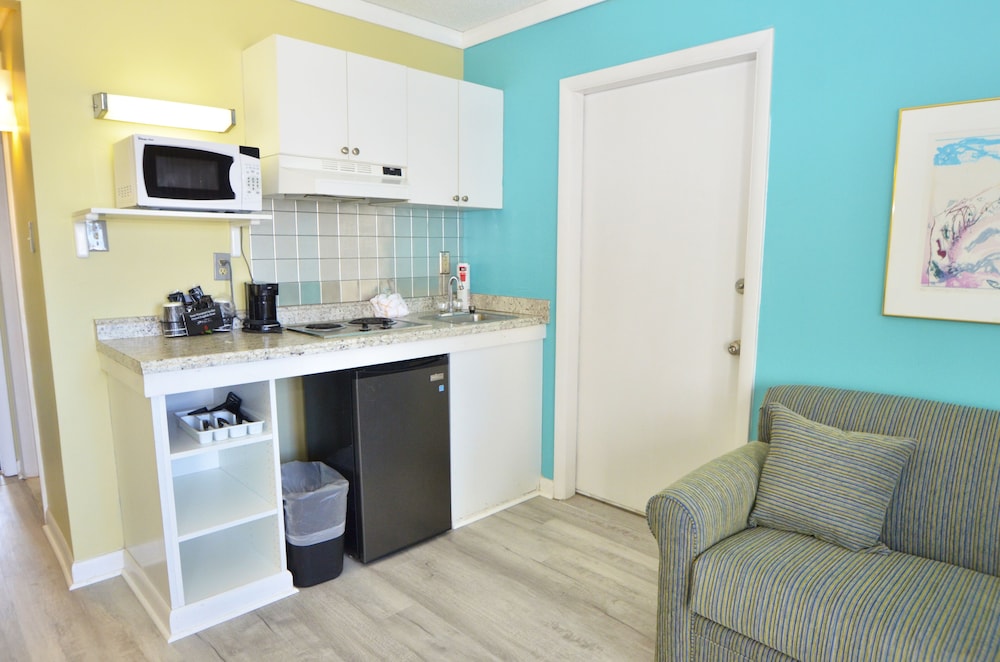 Cayman Suites Hotel 7/80