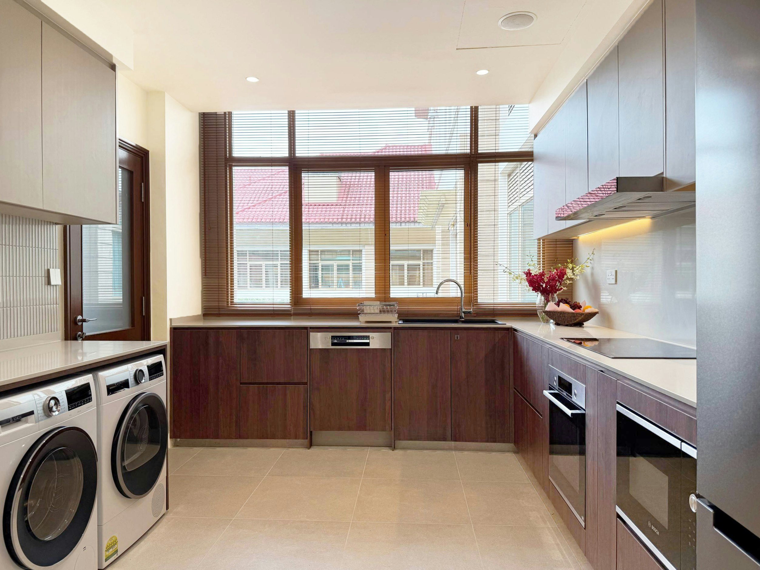 TREETOPS EXECUTIVE RESIDENCES 70/71
