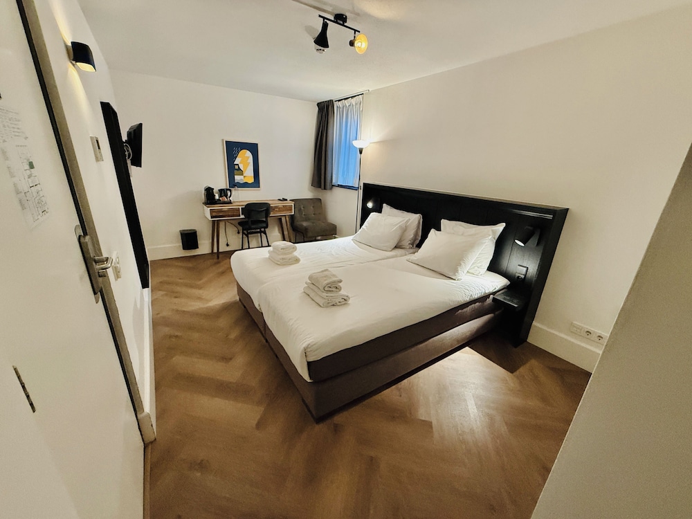 Semi Basement, Classic, Twin Beds