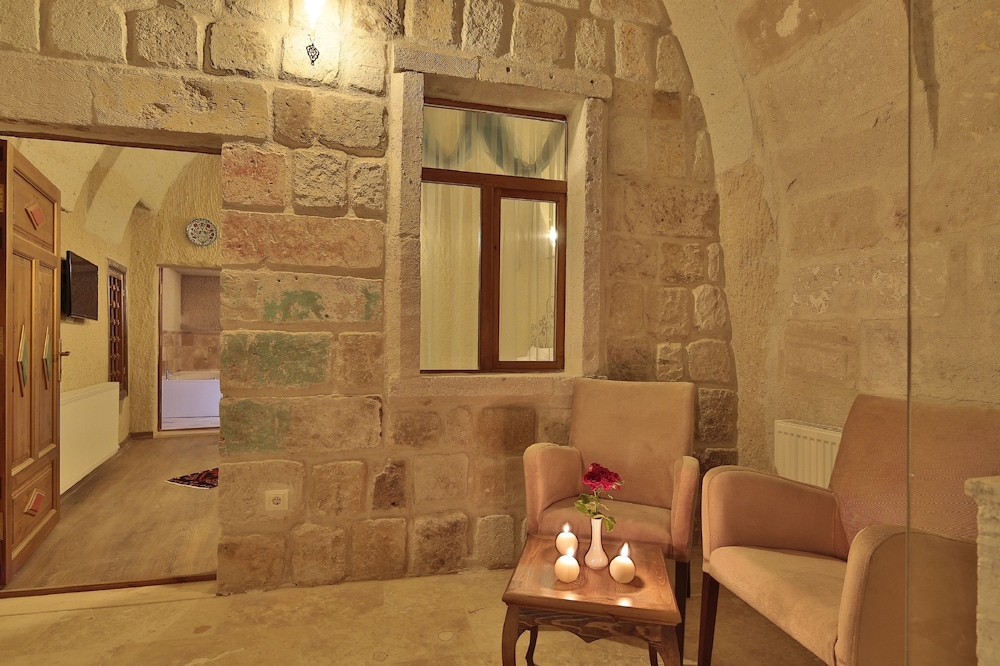 Jacob's Cave Suites 79/100