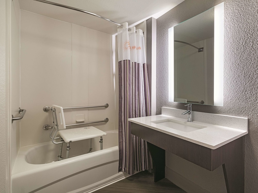 La Quinta Inn Suites By Wyndham Dallas Plano West 18/45