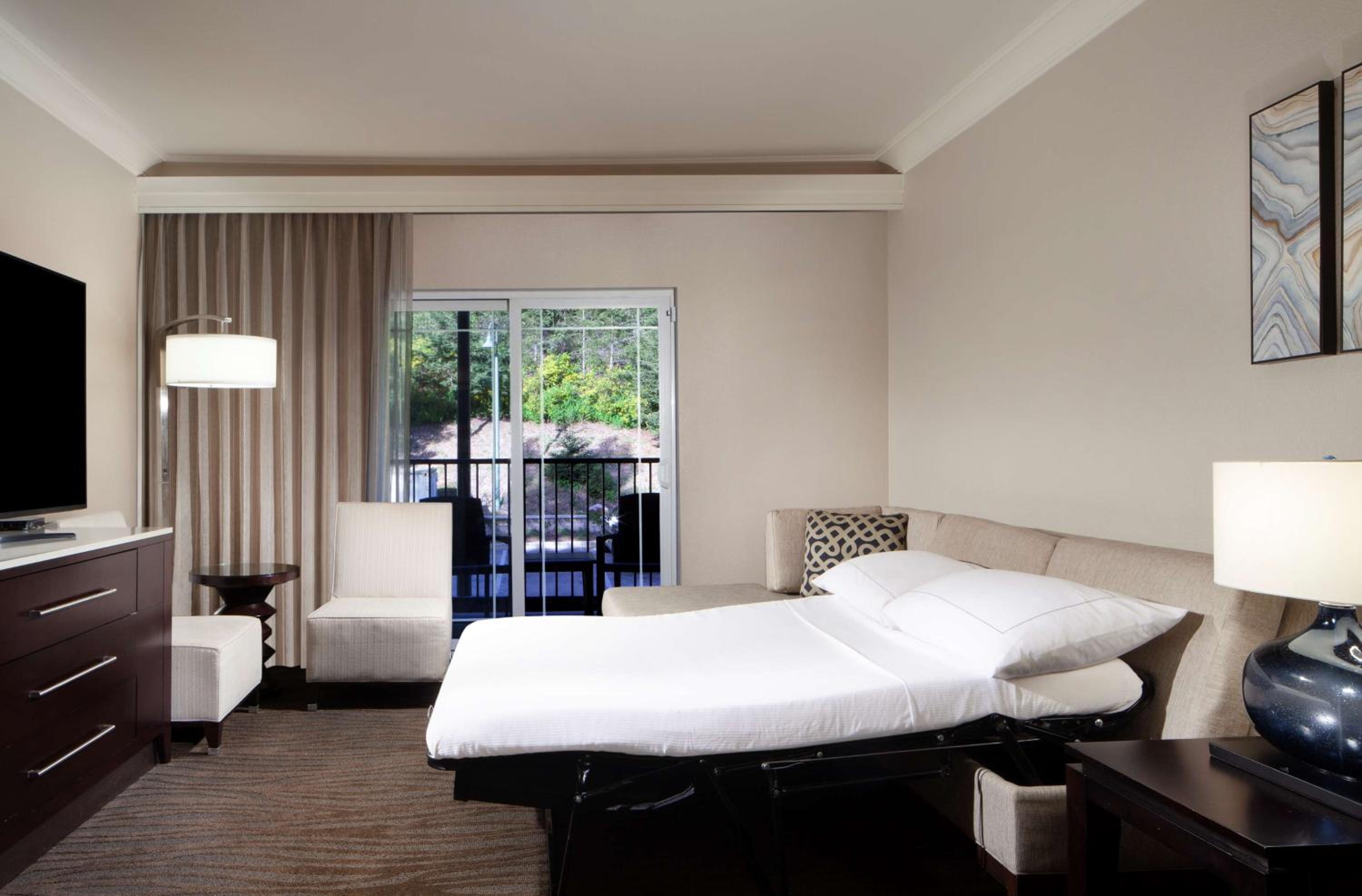 1 Bedroom, Suite, King Bed, Balcony or Patio، Hilton Santa Cruz/Scotts Valley 3/9