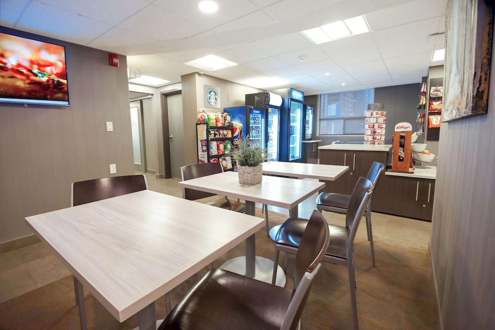 Coast Calgary Downtown Hotel and Suites by APA 41/61