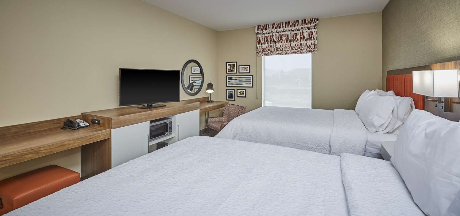 Room, 2 Queen Beds, Bath and Shower، Hampton Inn and Suites Roseburg 2/4