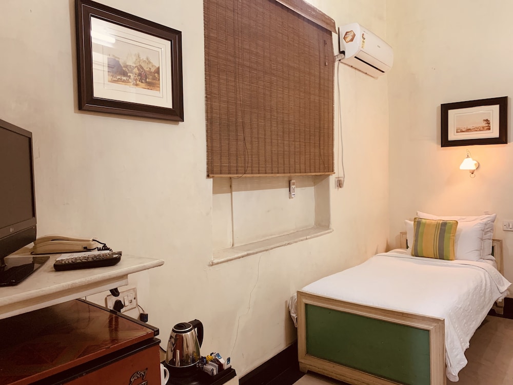 The Elgin Fairlawn Kolkata 23/60