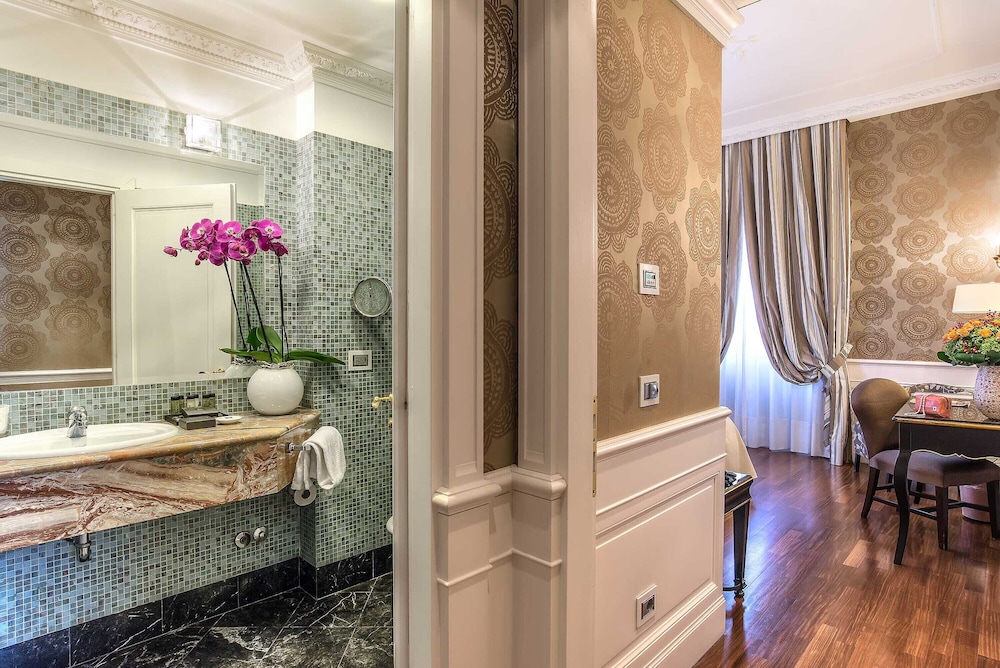 Senior, Suite, 1 Double and 1 Single Bed, Albergo Del Senato 3/3