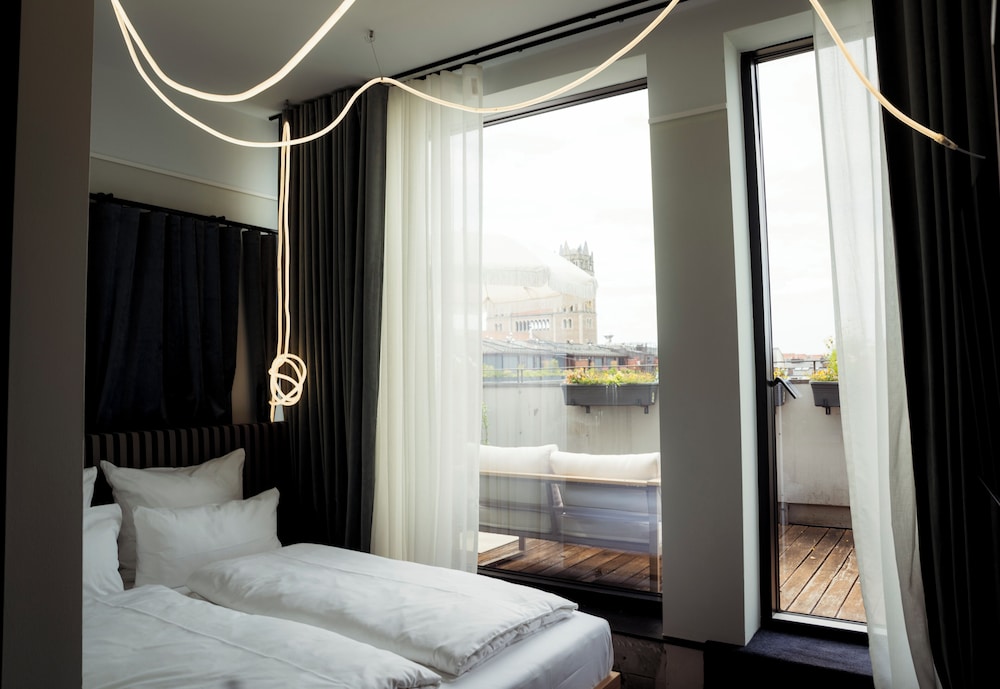 The Flushing Meadows Hotel & Bar 15/50