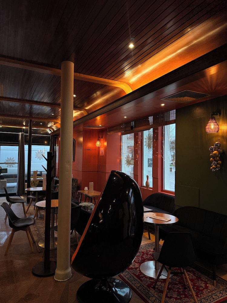Brit Hotel Guingamp L Armor 25/50