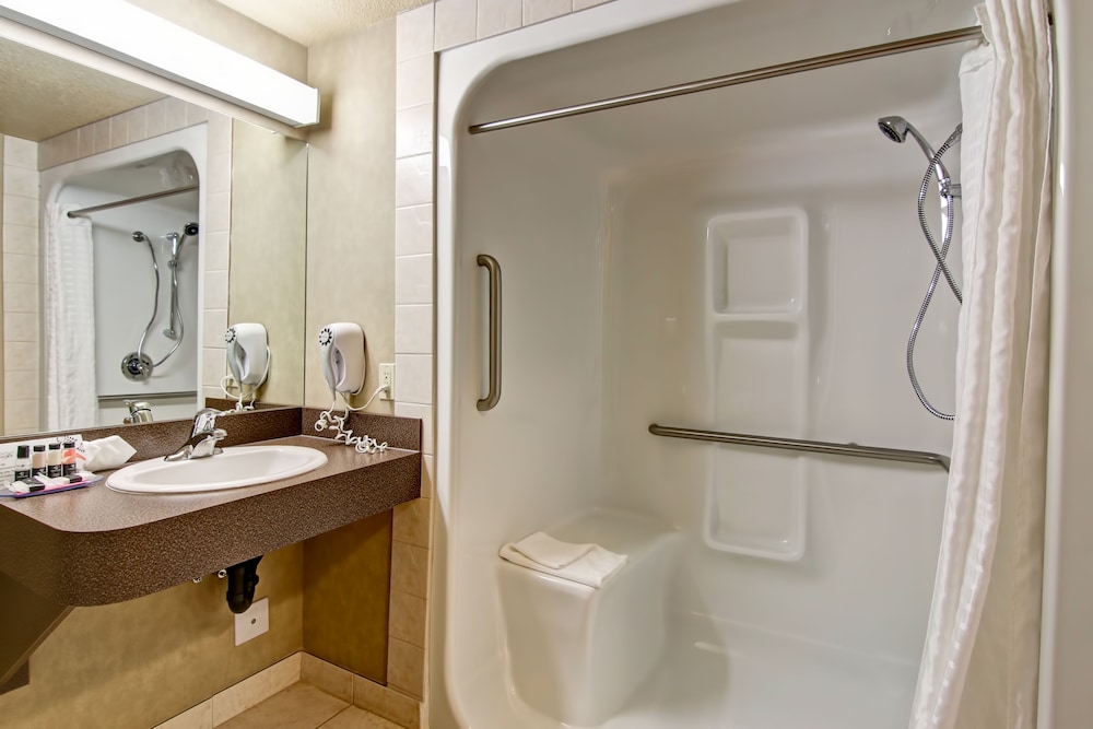 Ramada by Wyndham Ponoka 36/39