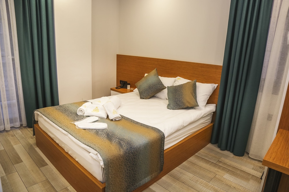 White Golden Suite Hotel 7/40