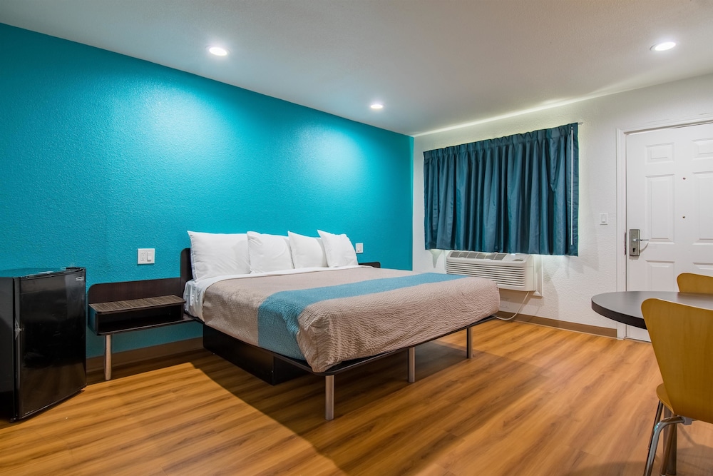 Motel6 San Bernardino, CA - Downtown 22/56
