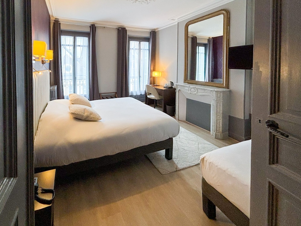 PREMIUM, DOUBLE OR TWIN BED