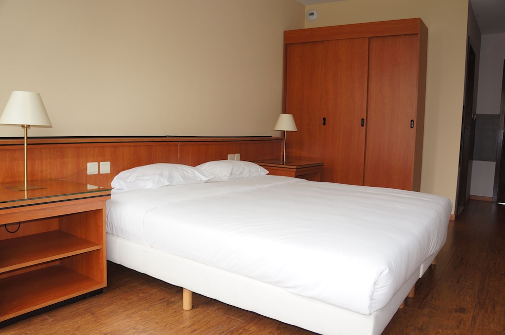 ROOM, DOUBLE BED