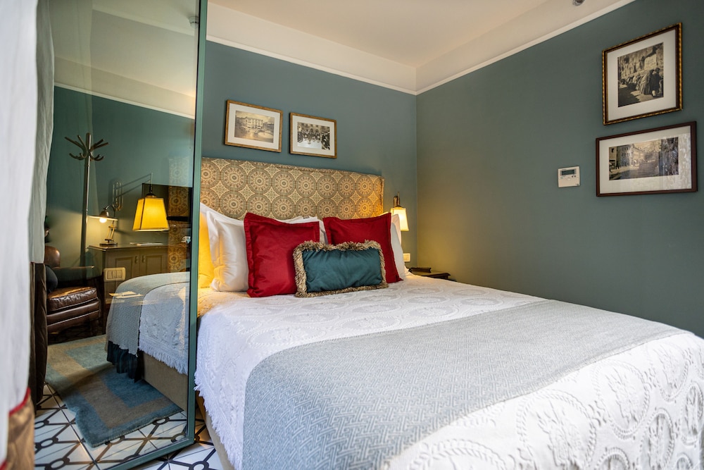 Room, Balcony