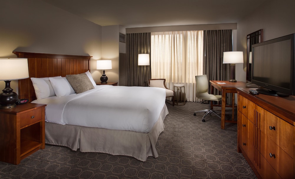 Renovated, 2 Queen Beds، Doubletree By Hilton Chicago Oak Brook 3/5