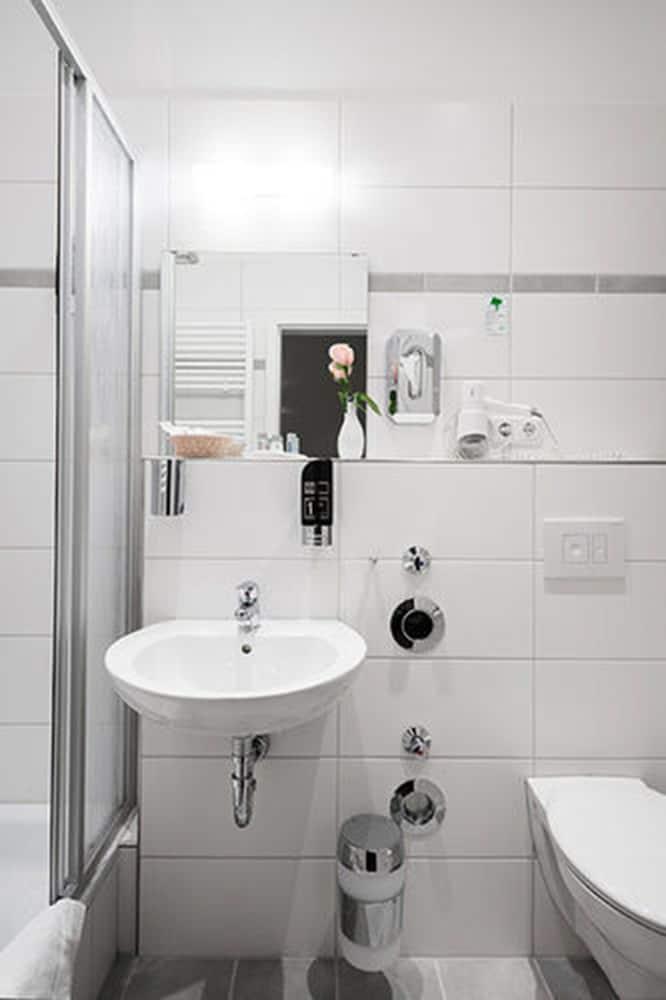 Upper Room Hotel 67/73
