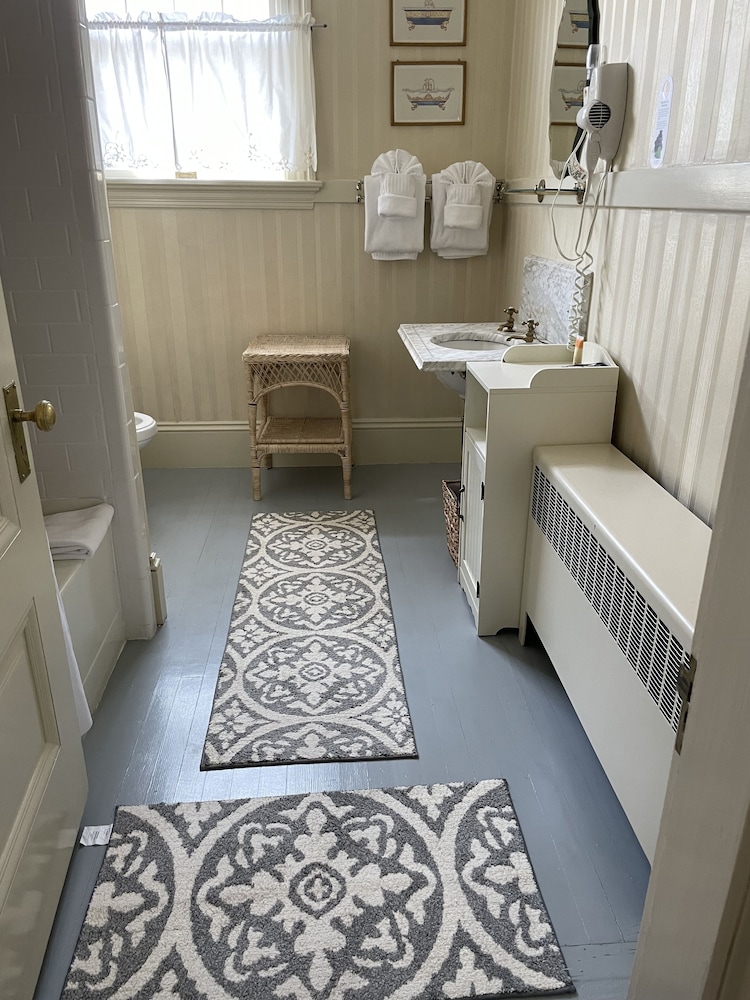 Moseley Cottage Inn and Town Motel 26/50